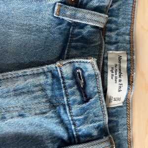 Abercrombie & Fitch Medium-Wash Jean Shorts Classic Denim Style